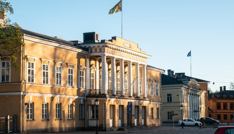 hus i gult och vitt