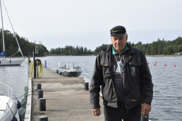 man vid en brygga