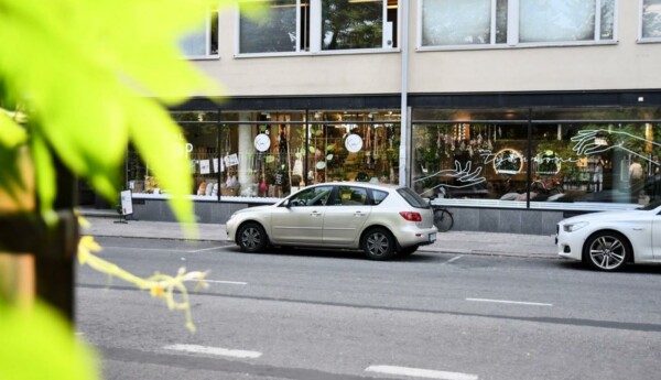 en byggnad och något gult i hörnet