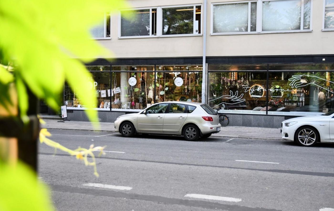 en byggnad och något gult i hörnet
