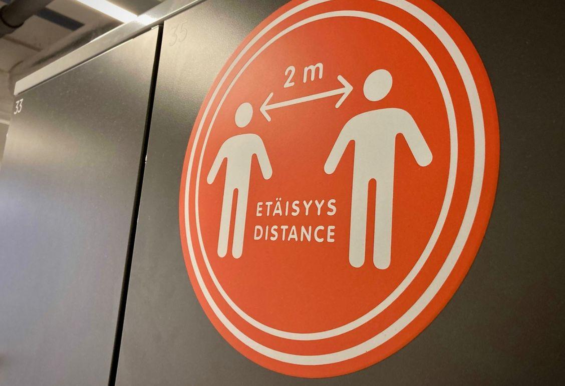 en röd skylt