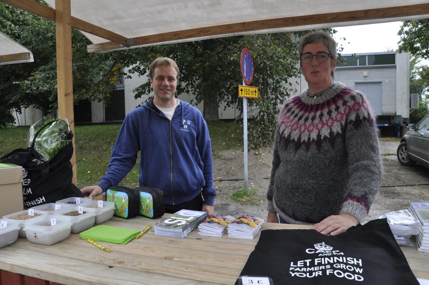 två personer i ett marknadsstånd