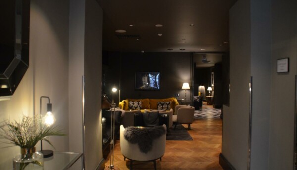 En sittgrupp på ett hotell