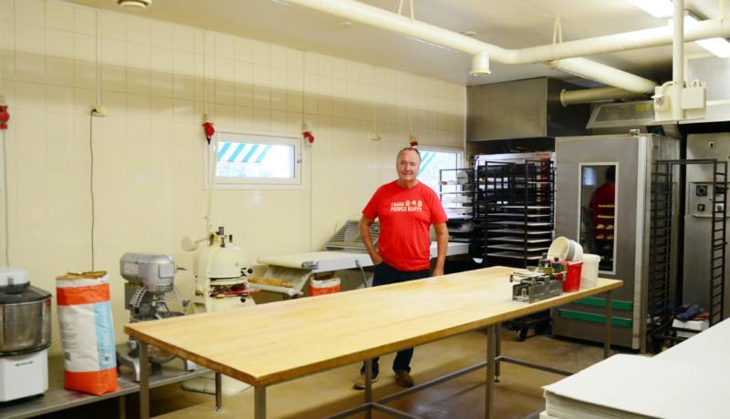 en man i röd t-skjorta i ett bageri