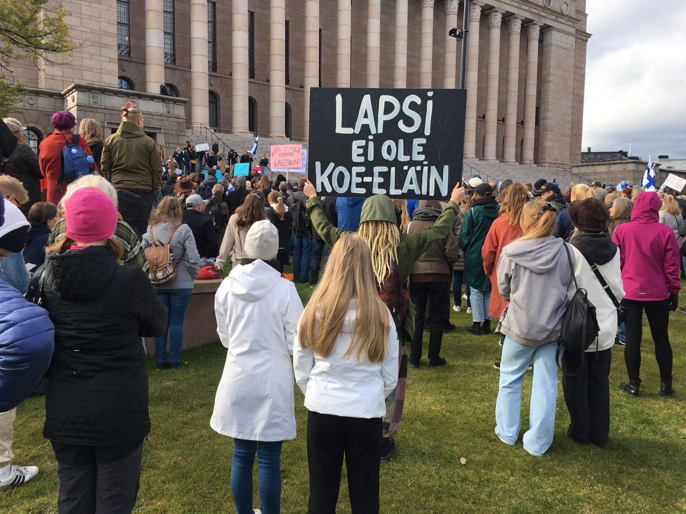 människor samlade utanför riksdagshuset