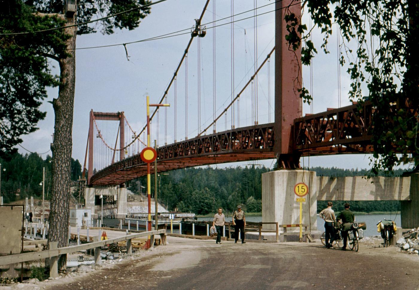 en bro byggs på 1960-talet