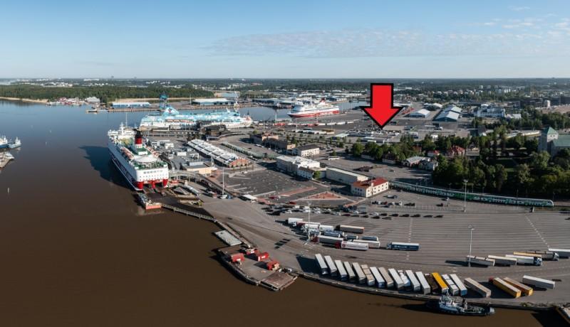 en flygbild över en hamn