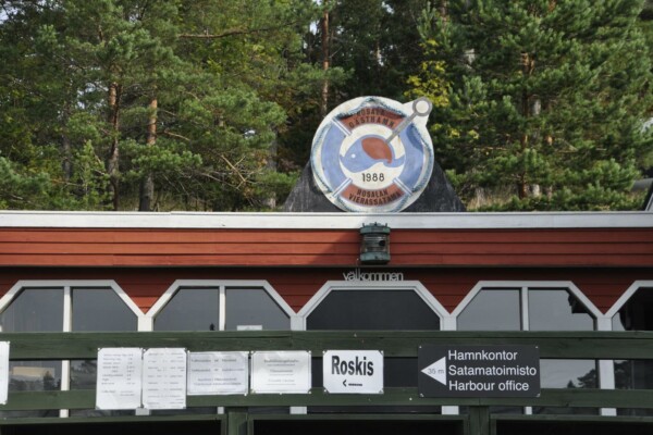 röd byggnad med terrass och skylt på taket