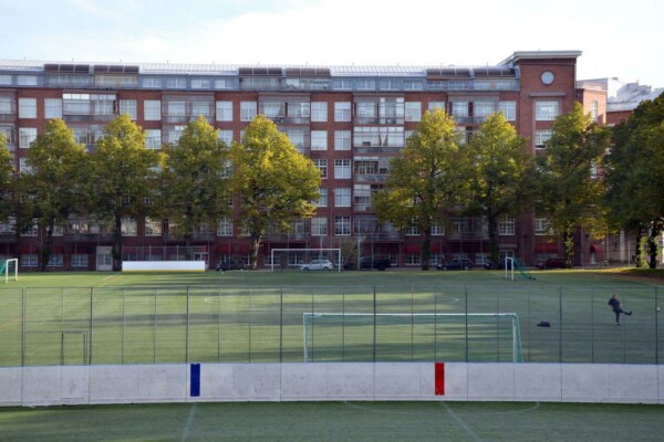 Fotbollsplan vid höghus
