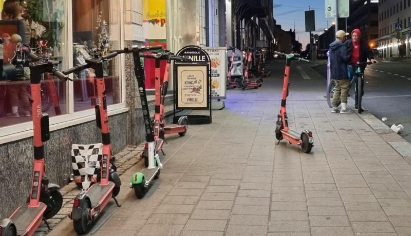 en gata och elsparkcyklar