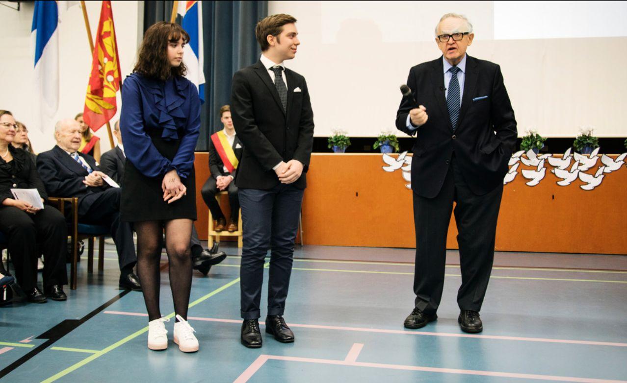 en äldre man och två yngre elever