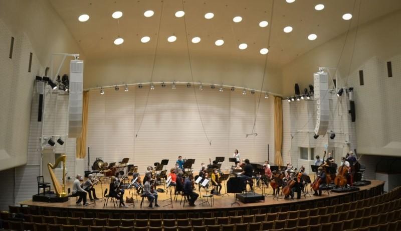 Orkestermusiker på stor scen
