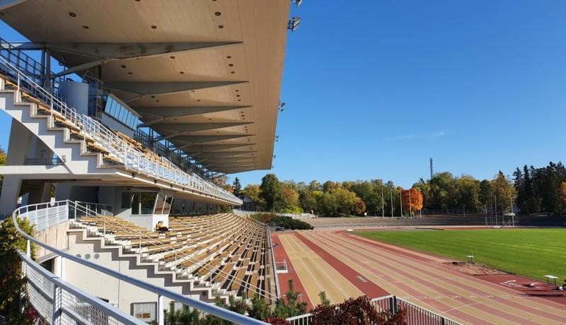 en idrottsstadion och dess läktare