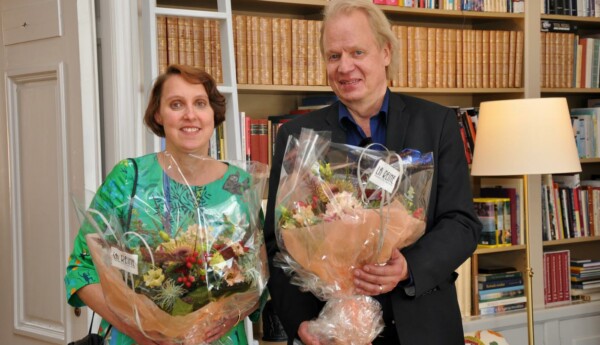 en man och en kvinna med blommor