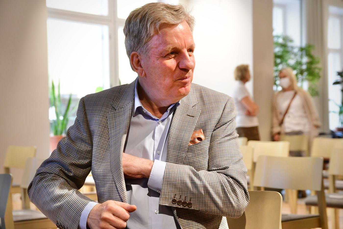 en man i kostym