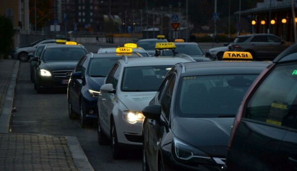 Taxibilar står i kö