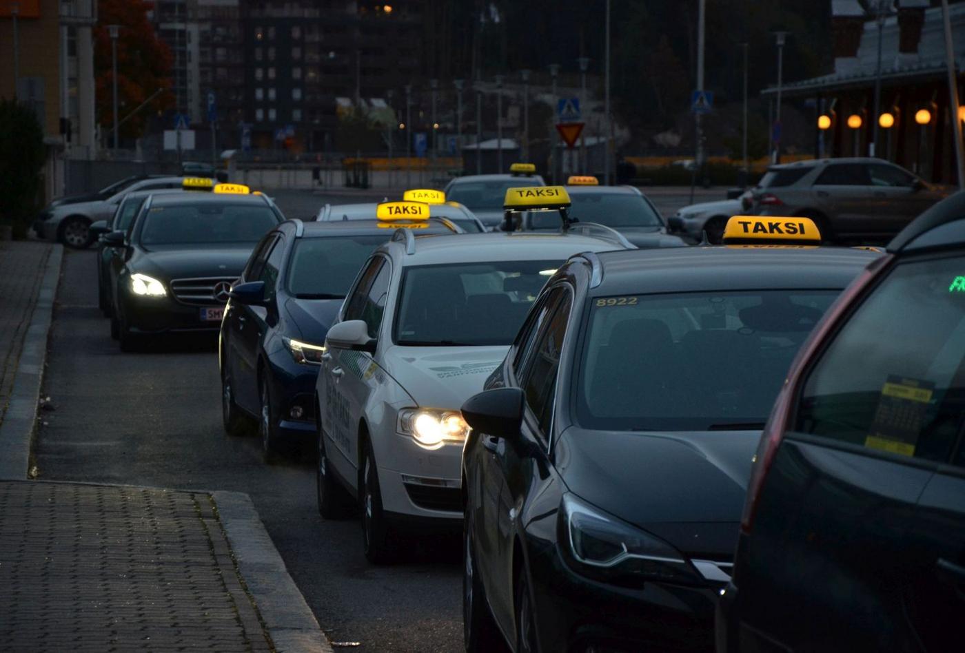 Taxibilar står i kö