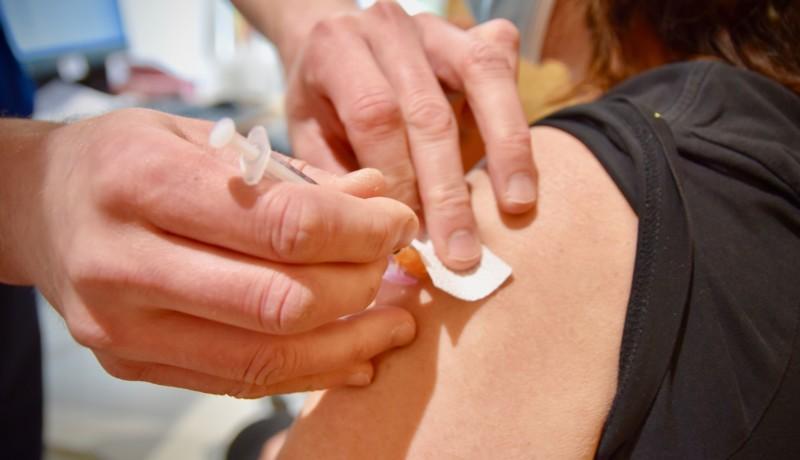 en spruta injuceras i armen på en kvinna