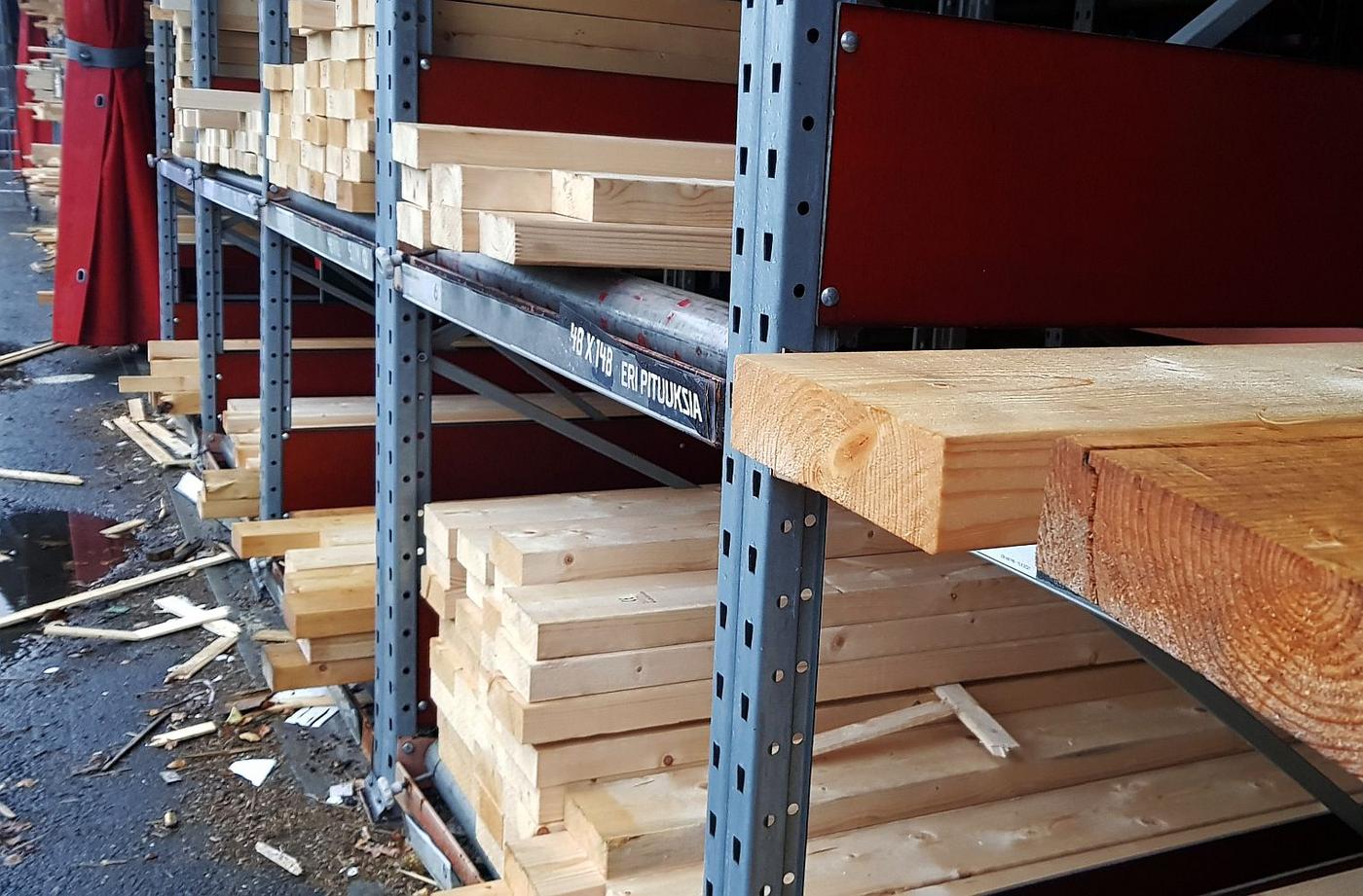 Virke i byggvaruhus hylla