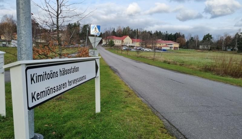 Skylt: Kimitoöns hälsovård och i bakgrunden gult vårdkomplex