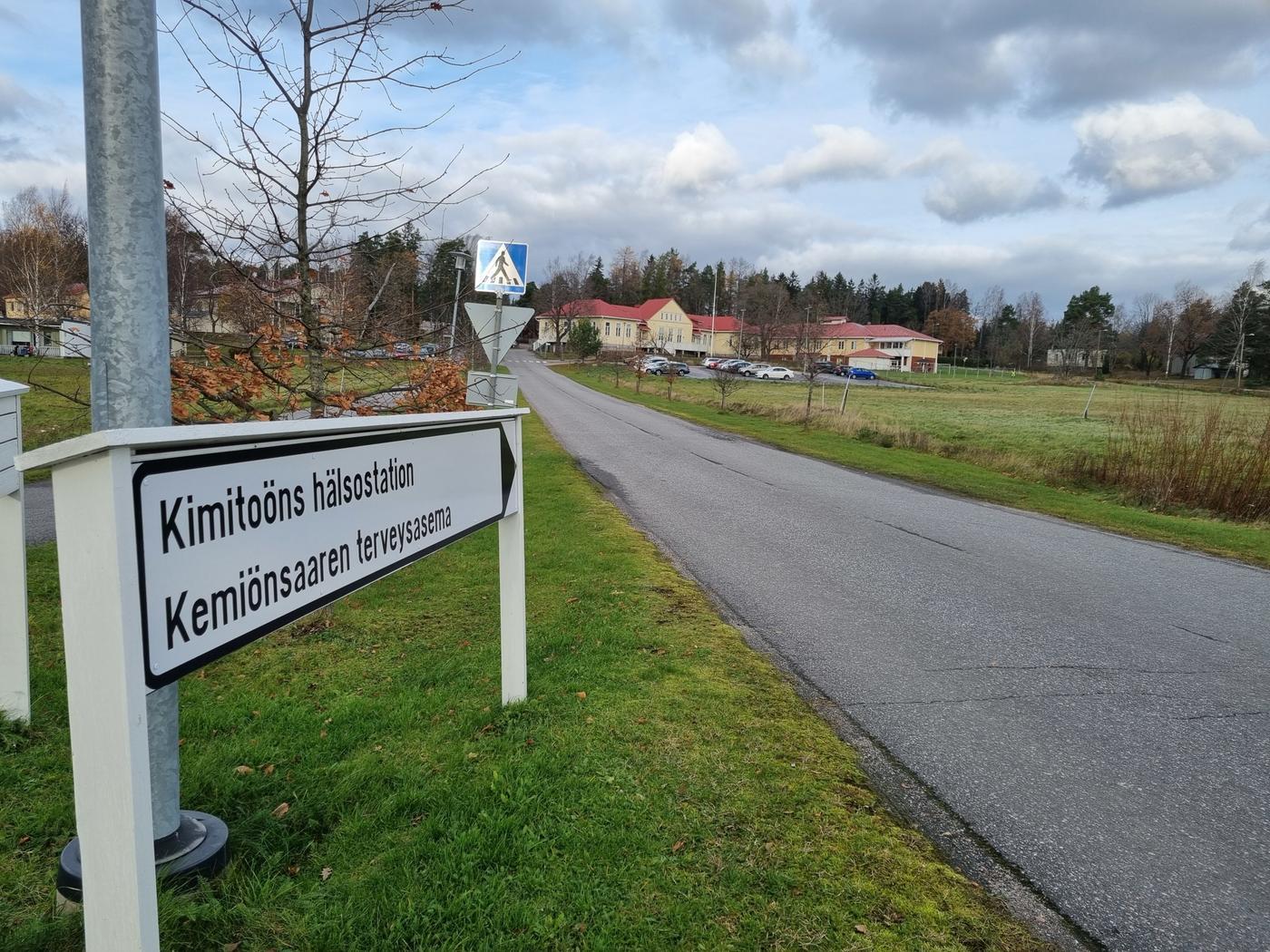 Skylt: Kimitoöns hälsovård och i bakgrunden gult vårdkomplex