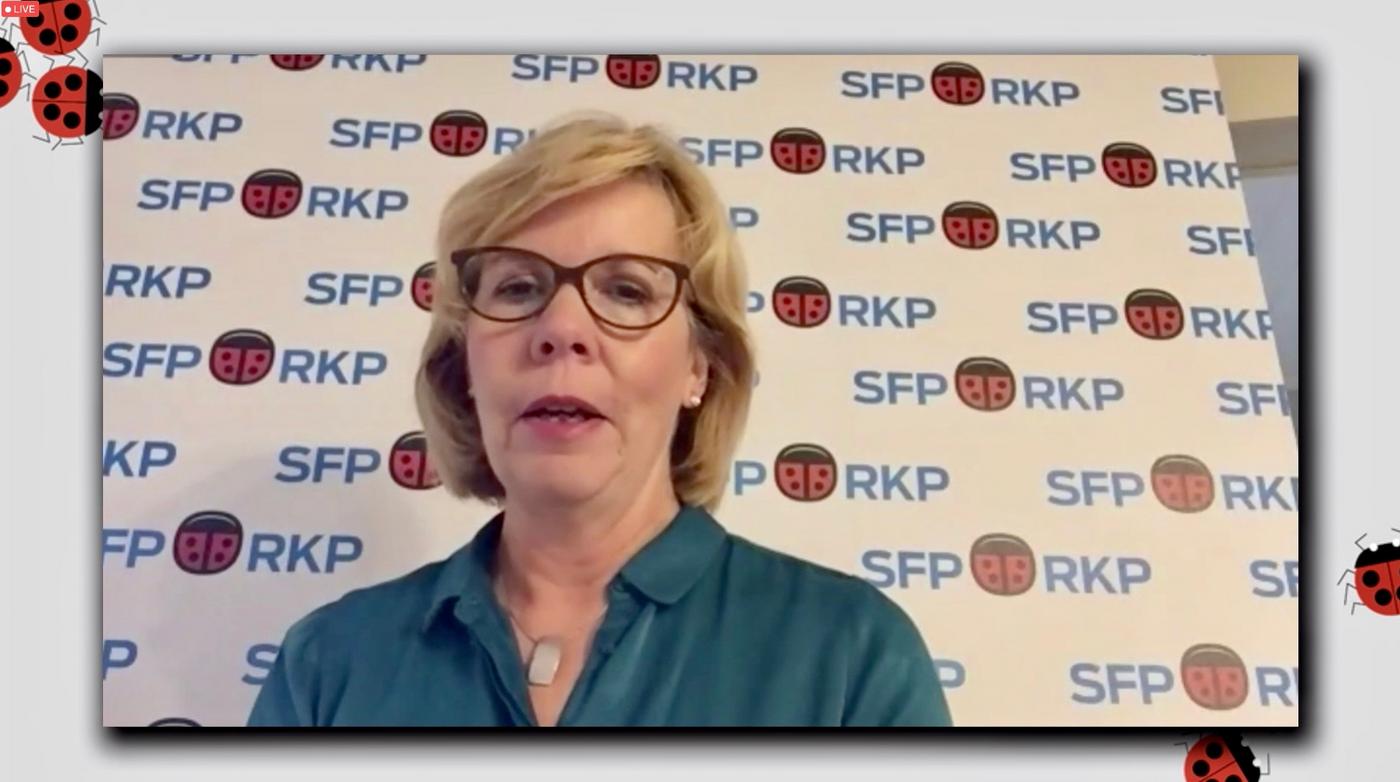 Kvinna framför väg med många SFP-partilogon