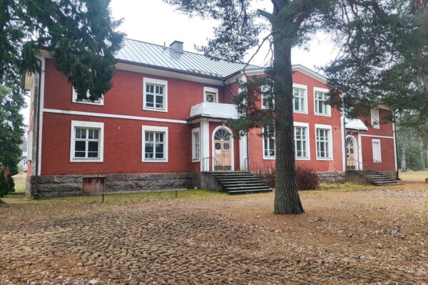 röd träbyggnad