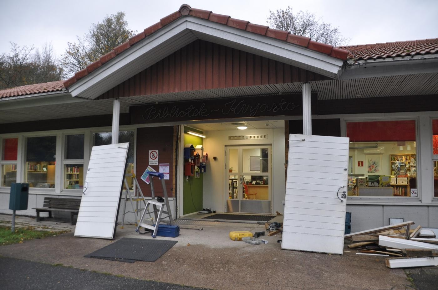 byggnad med dörren borttagen