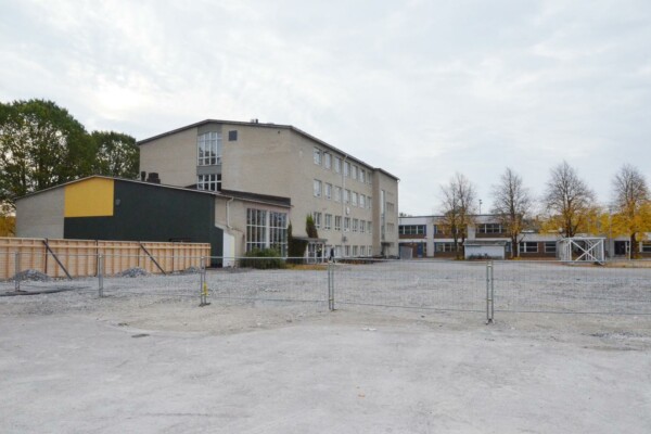 en kal och grå skolgård