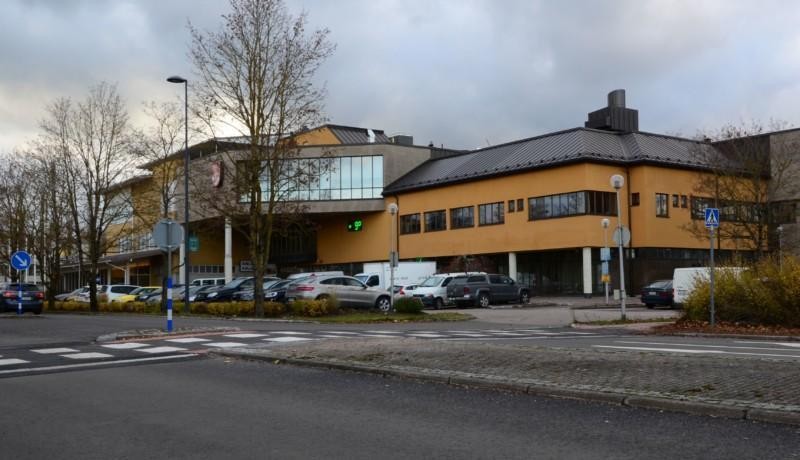 ett gult stenhus med glas i fasaden