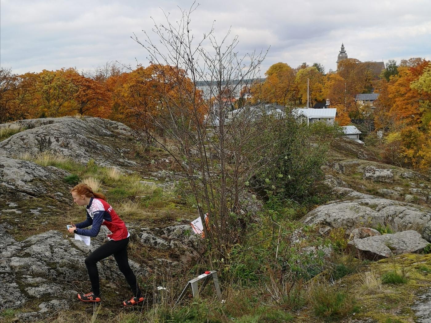 Flicka springer över berg.