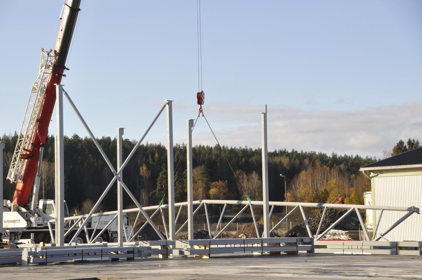 bygge där en takstol lyfts åp plats