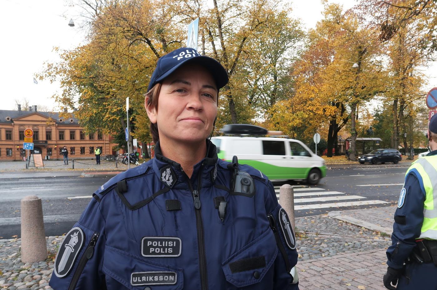 Bild av polis med keps som poserar fram ett övergångsställe-. Vid sidan av bilden syns en polis med neongul väst.