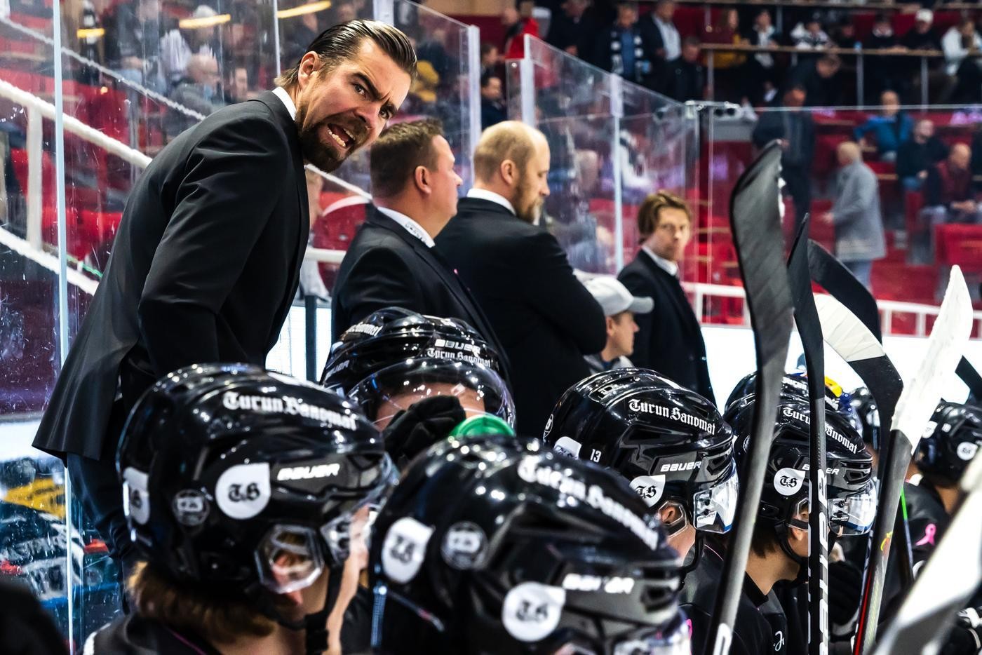 Ishockeytränare i spelarbåset