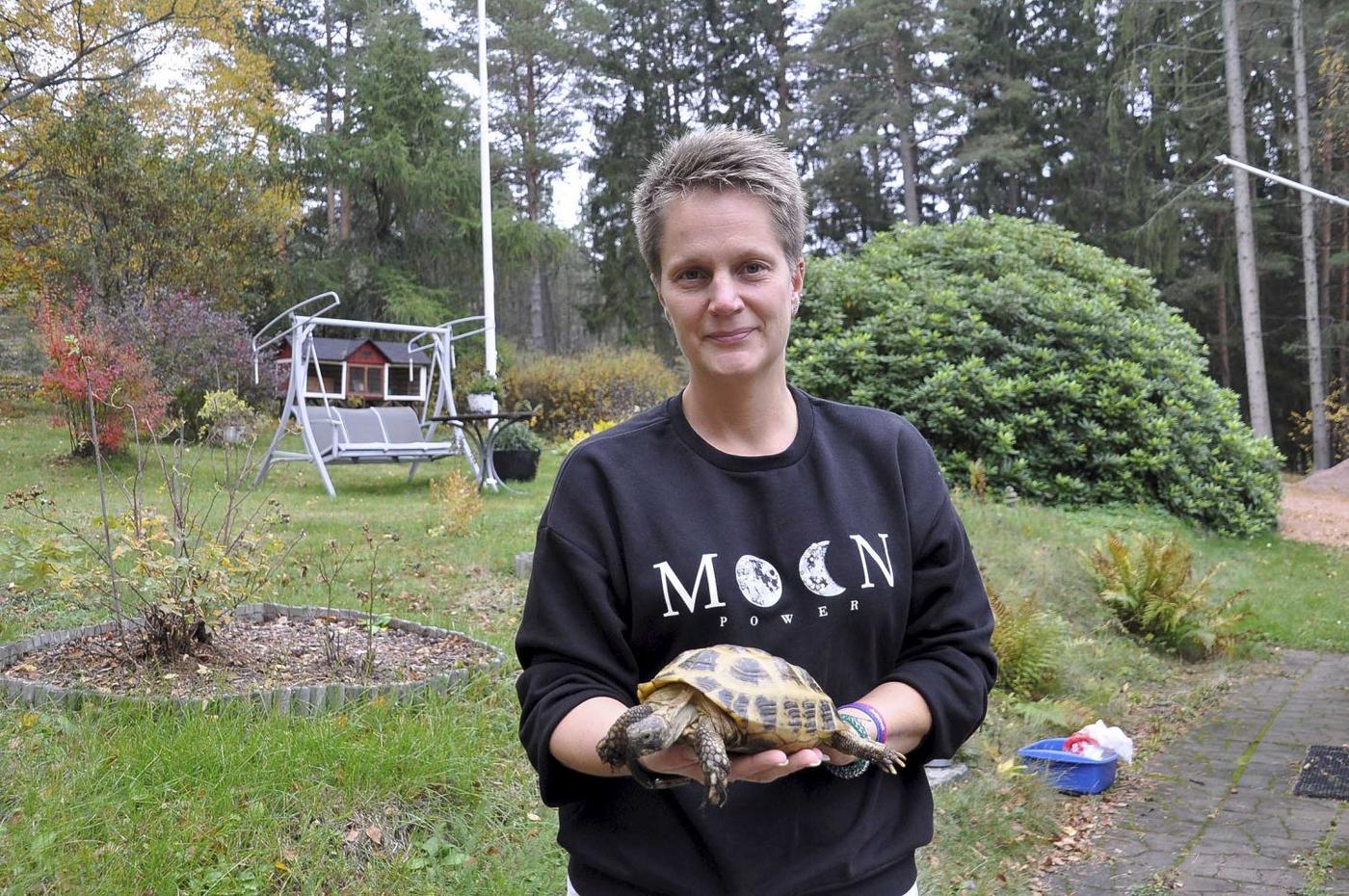 Kvinna med sköldpadda