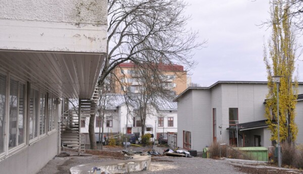 Två hus på en byggarbetsplats
