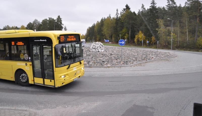 en buss i en rondell