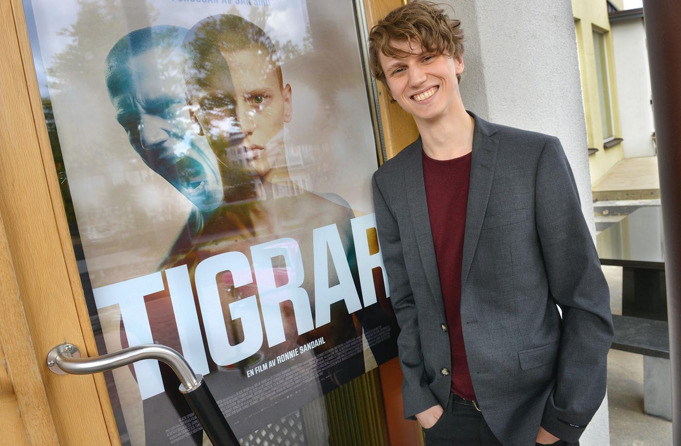 Man vid filmaffisch