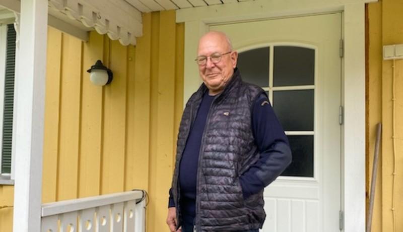 en man står på en farstukvist