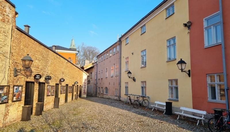 klostermellangatan i åbo, soligt väder och hus på rad