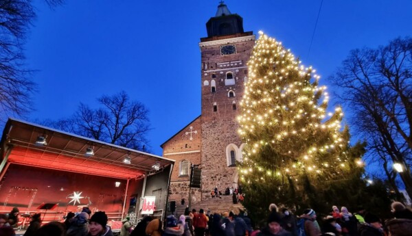 Julgranen framför domkyrkan.