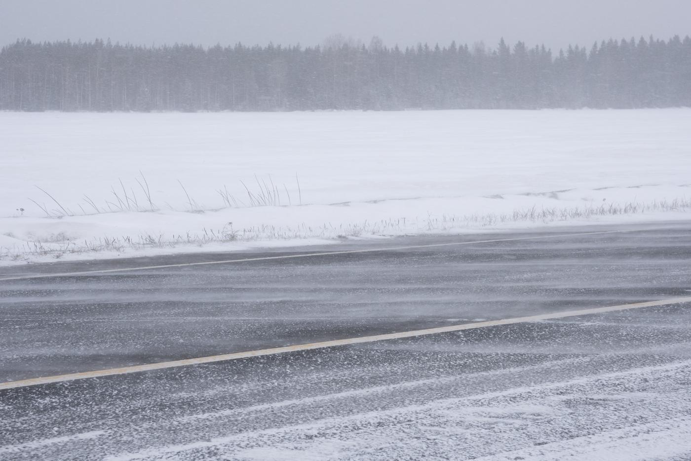 en snöig landsväg