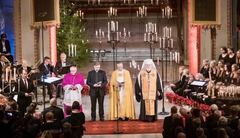 Präster i en kyrka.