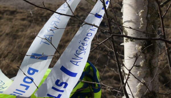 Polisens band på träd vid olycka.