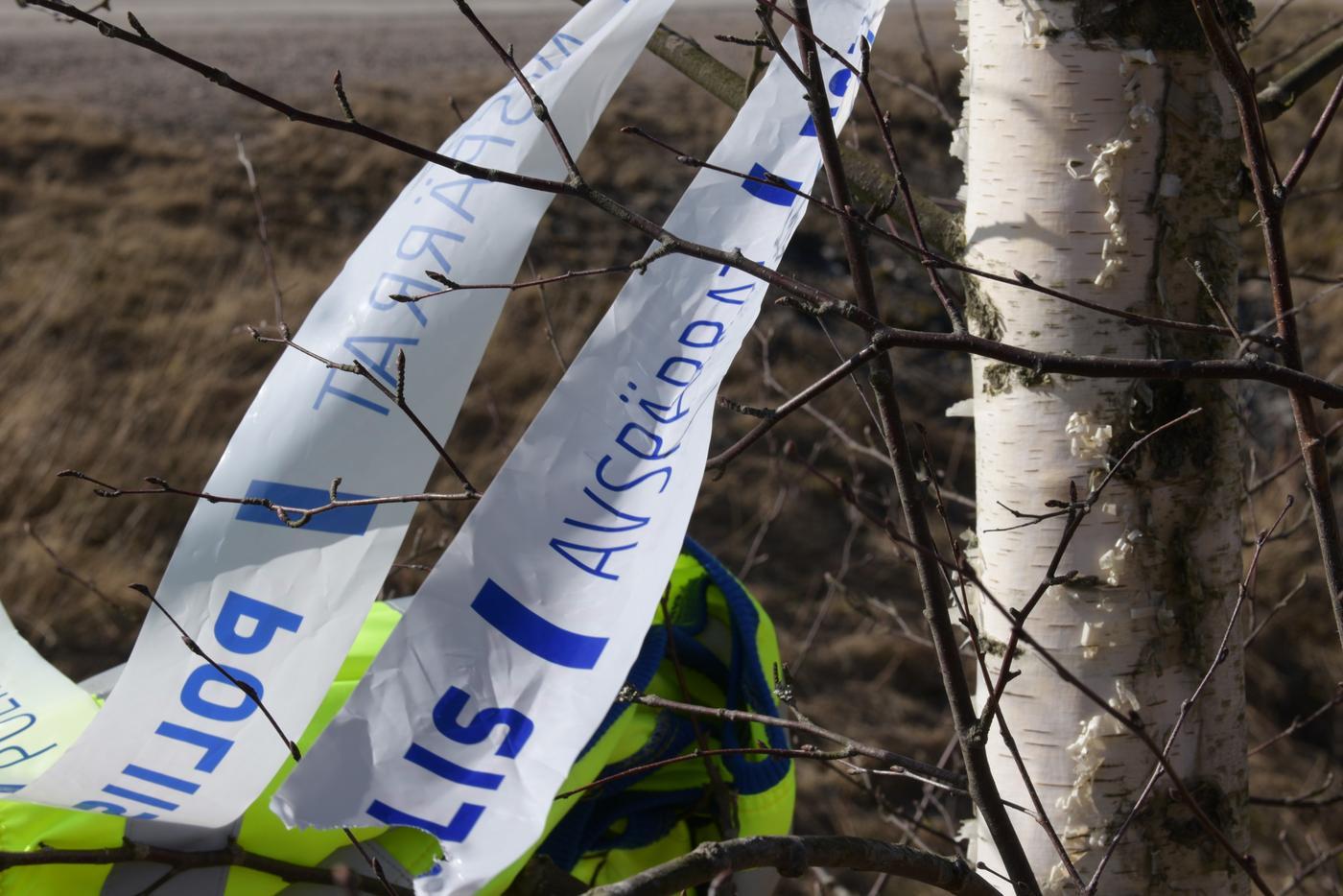 Polisens band på träd vid olycka.