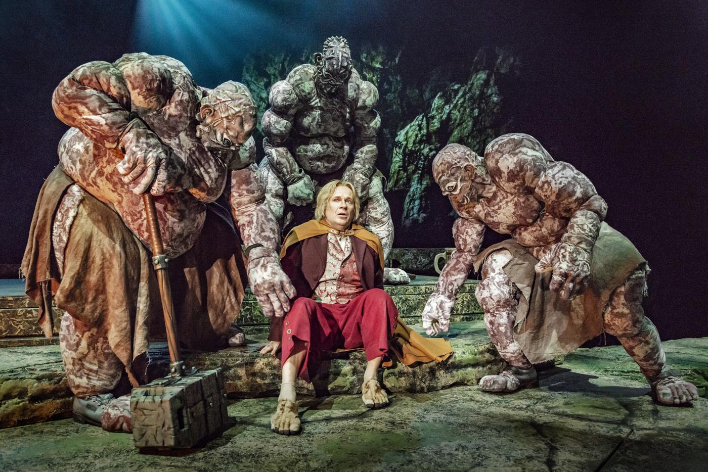 en scen ur teaterföreställningen Hobbit med tre troll runt omkring