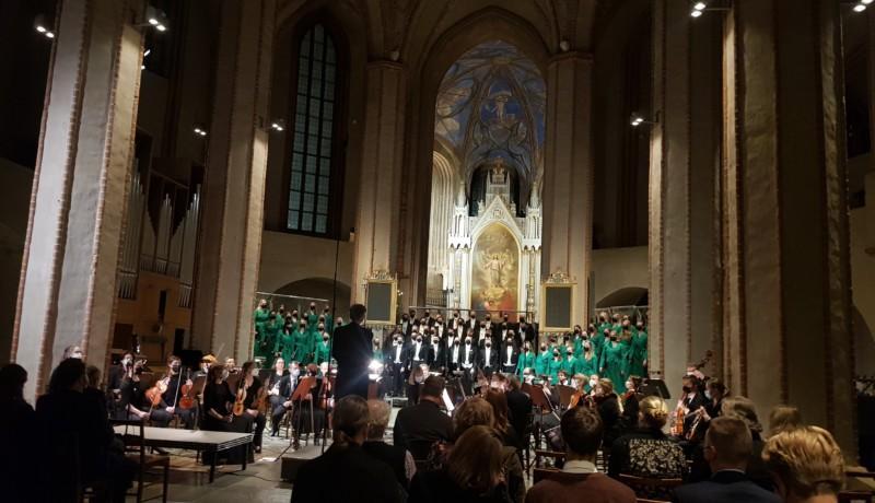 Studentkörerna och orkestern uppställda i domkyrkan.
