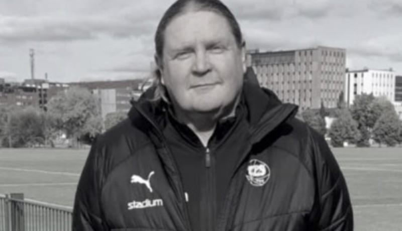 En svartvit bild på en man.