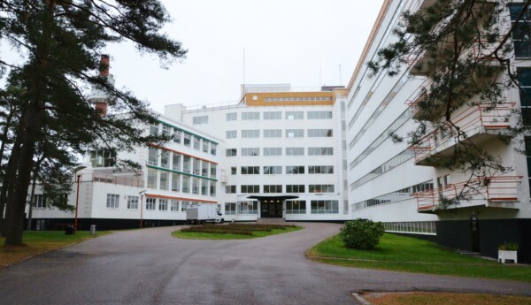 en vit stenbyggnad i funktionalistisk stil