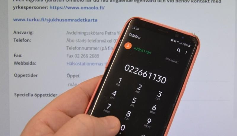 Mobiltelefon i hand